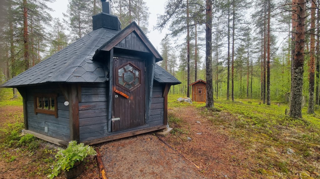 grillkåta i skogsmiljö