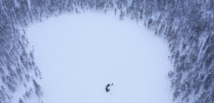 En sjö fotad uppifrån med ett privat sällskap på